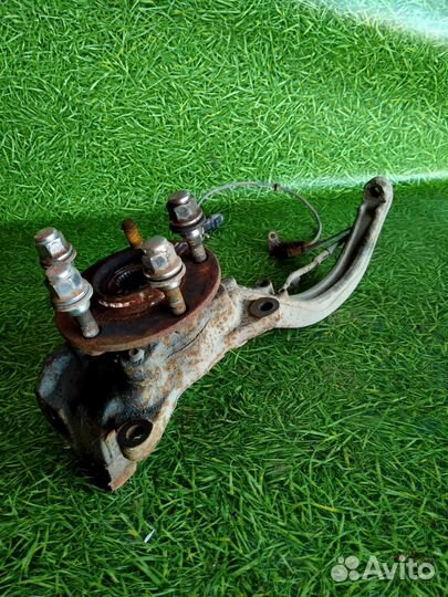 Кулак передний правый Митсубиси Диамант 3.0л 1995г