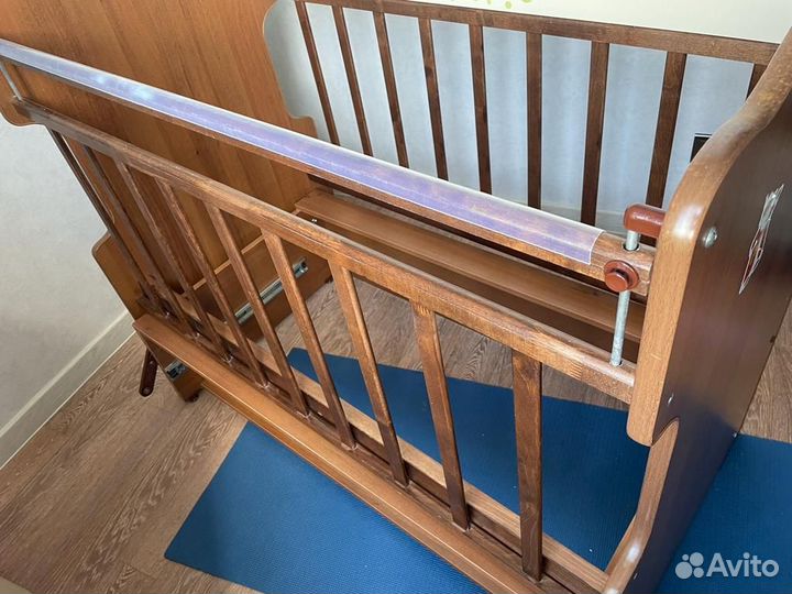 Детская кроватка с поперечным маятником