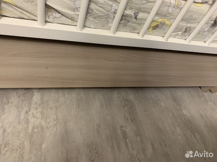 Детская кроватка с маятником