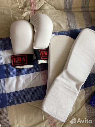Комплект боксерских перчаток и голени