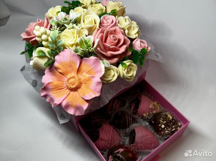 Клубника в шоколаде с цветами