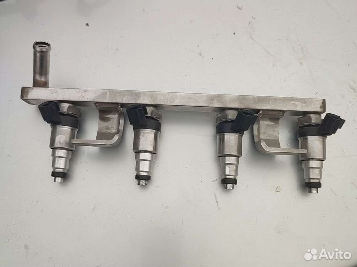 Mazda 3 топливная рампа с форсунками