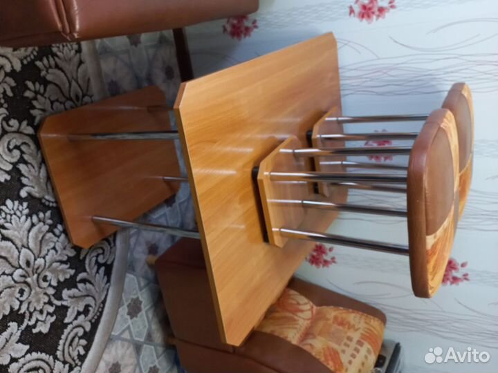 Кухонный гарнитур угловой стол и 2 табуретки