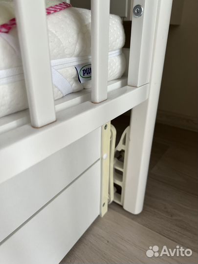 Детская кроватка с универсальным маятником