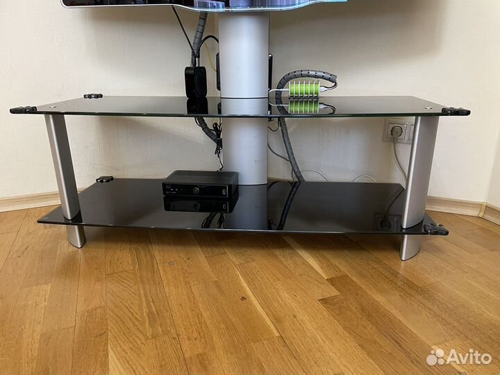 Тумба из стекла с кронштейном под телевизор