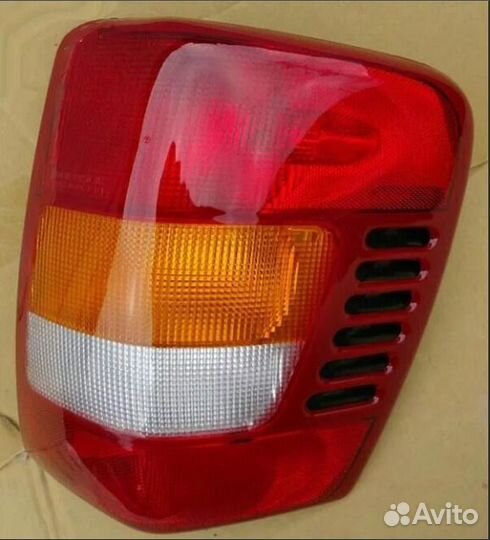 Задние фары для джип гранд чероки wk2. Джип гранд чероки 2004 задние фонари. Фонарь задний джип гранд чероки. Jeep grand cherokee задних фар. Задняя фара jeep commander.