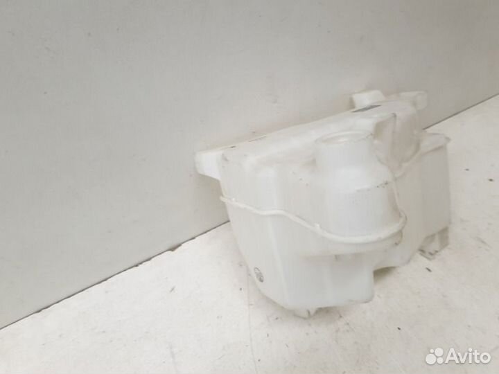 Бачок омывателя Toyota Hilux 8 2015
