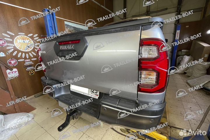 Фаркоп Toyota Hilux Pick Up 15-нв с нерж. накл. под квадрат, 50мм 41263