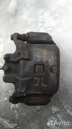 Суппорт передний левый Nissan Juke