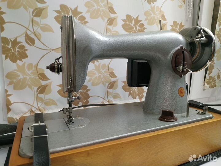Швейная машинка (без электропривода)
