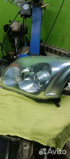 Фары на toyota avensis 250