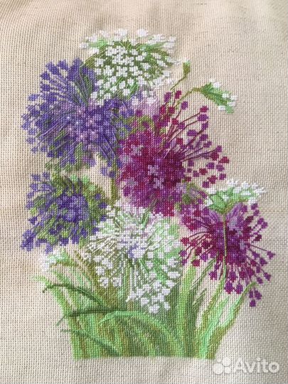 Картины вышиты бисером и крестом
