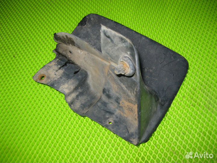 Брызговик передний левый Toyota Land Cruiser 100