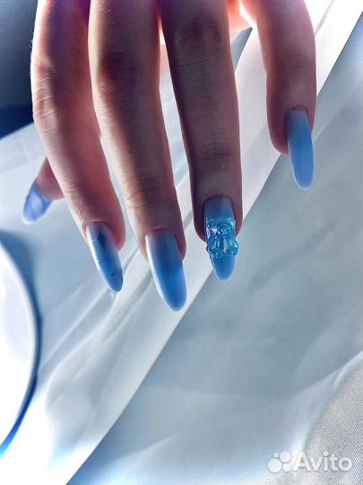 Модель на маникюр