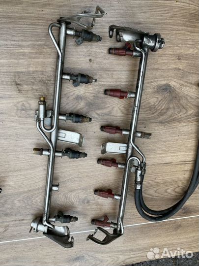 Топливная рейка с форсунками М104 w124 w210