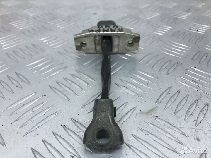 Б/У ограничитель двери передний левый Toyota Camry