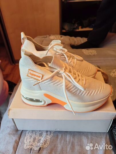 Кроссовки женские