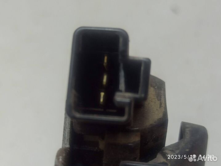 Замок крышки багажника toyota corolla 180