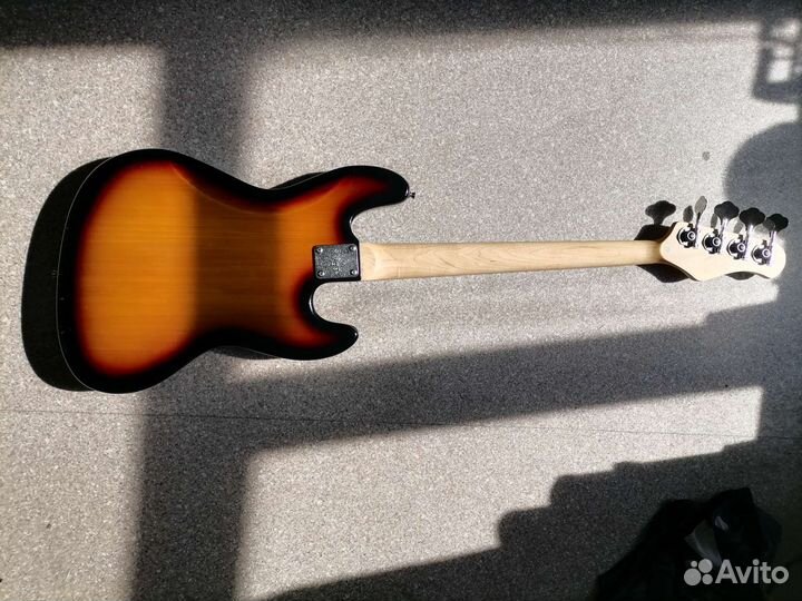 Бас гитара леворукая