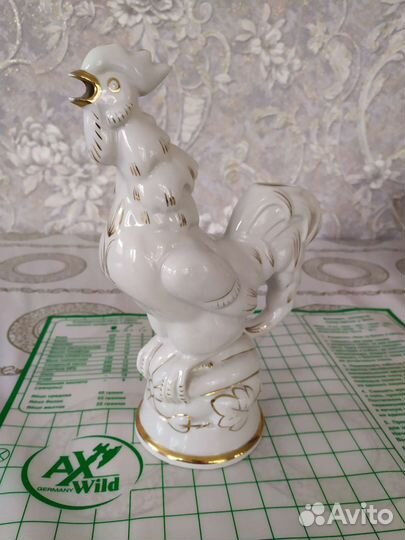 Статуэтка фарфоровая