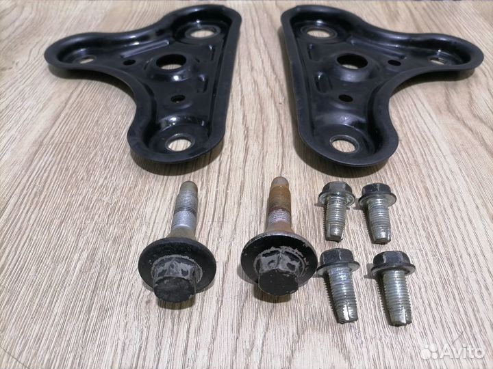 Крепление нижнего рычага Toyota Crown JZS151 1999г