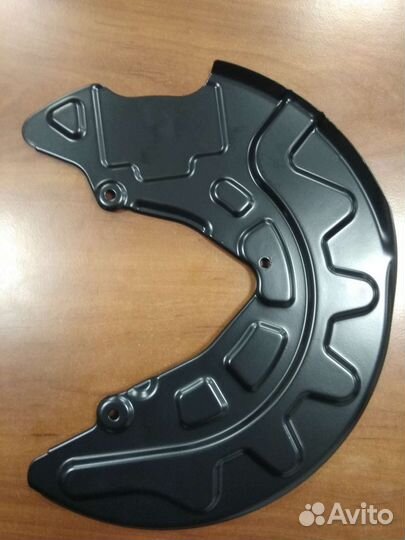 Кожух тормозного диска передний левый VW