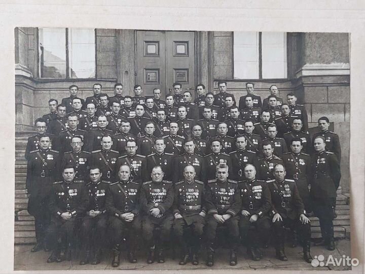 Генералы, офицеры с наградами. Старинное фото