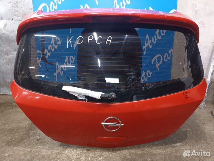 Опель Корса D крышка багажника красная