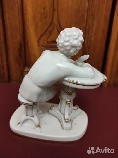 Фарфоровая статуэтка 