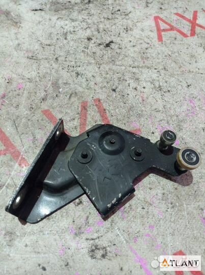 Ролик двери задний левый nissan serena