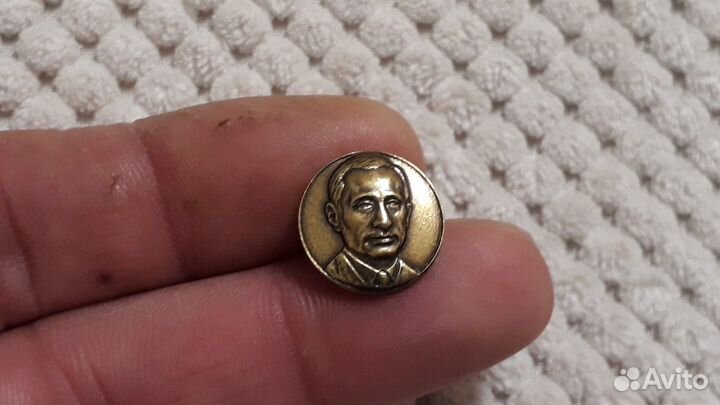 Маленький тяжелый знак Путин
