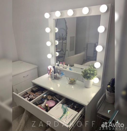 Туалетный столик и гримерное зеркало с подсветкой