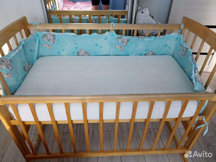 Детская кроватка с маятником и ящиком