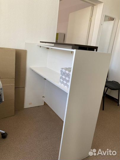 Стойка ресепшен белая