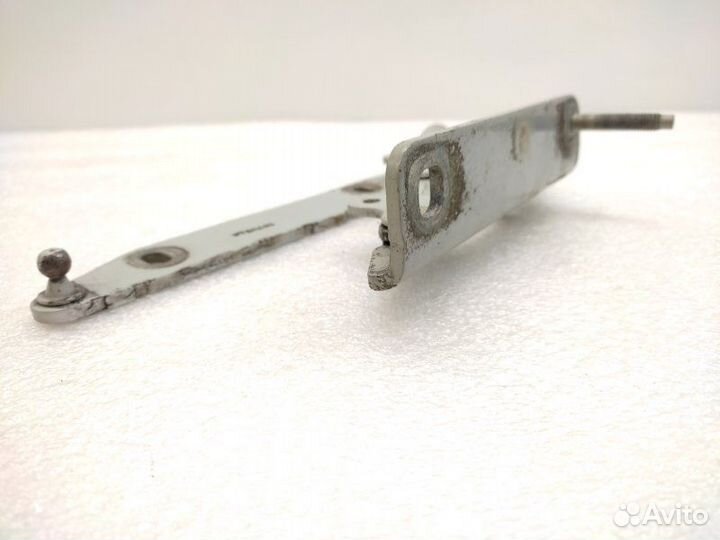 Петля капота правая Land Rover Discovery 3 L319