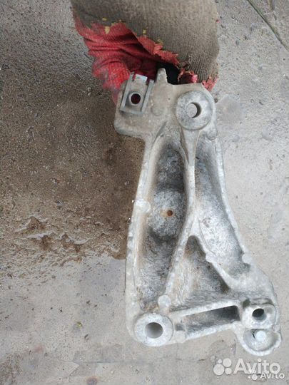 Кронштейн кпп Рено Дастер
