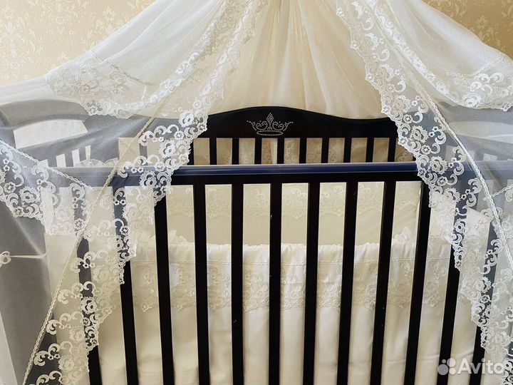 Детская кроватка с маятником и ящиком