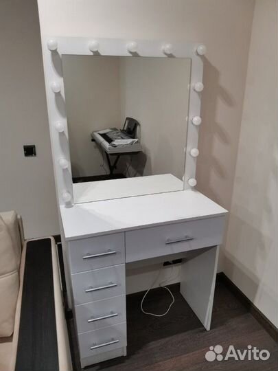 Макияжный стол