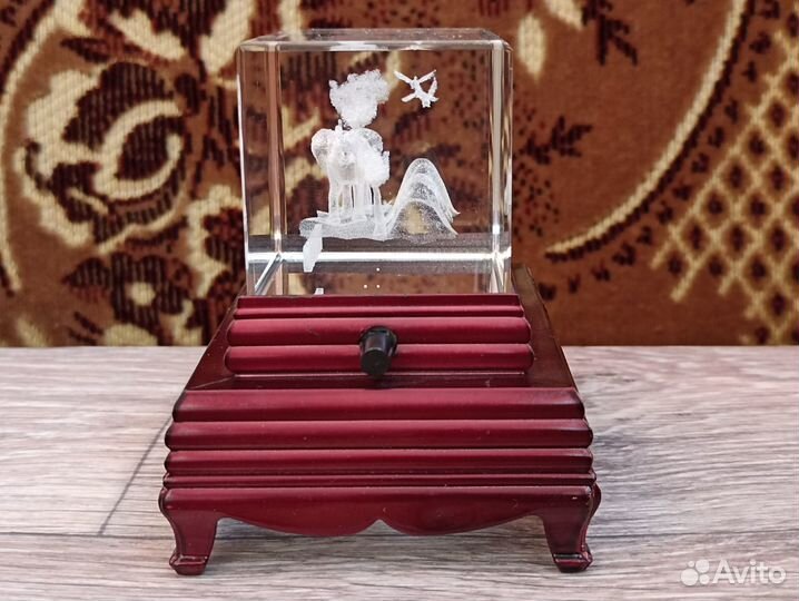 Стеклянный куб с 3D лазерной гравировкой