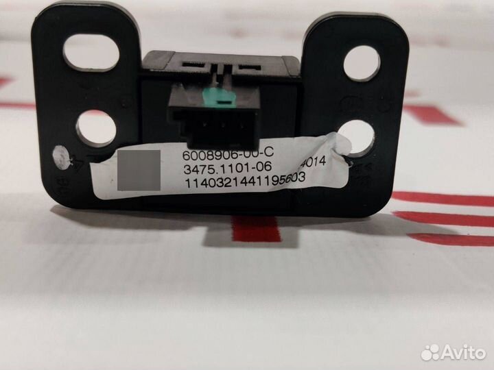 Кнопка открытия бардачка Tesla Model S