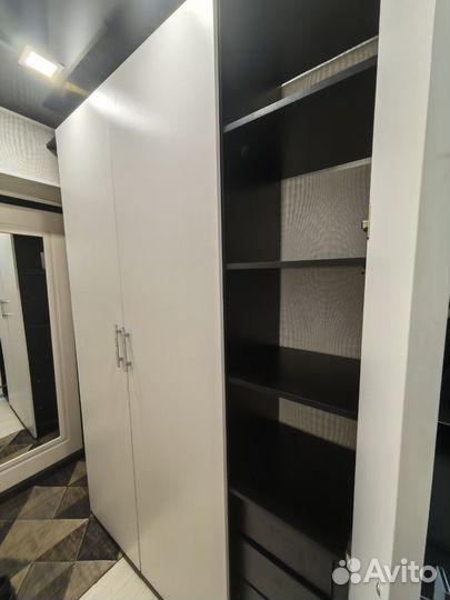 Прихожая со шкафом и зеркалом