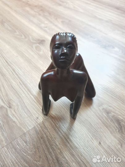 Статуэтка голой женщины