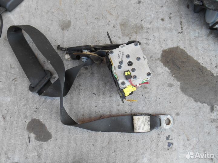 Передний ремень безопасности Toyota Corolla E15