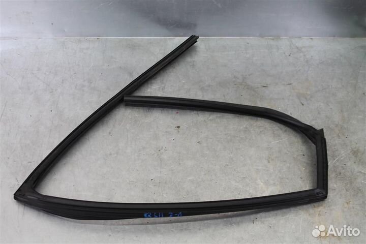 Уплотнитель стекла двери задней левой Nissan Qash