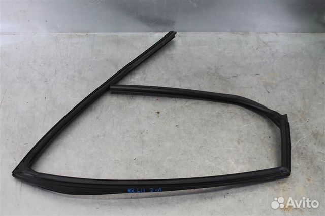 Уплотнитель стекла двери задней левой Nissan Qash