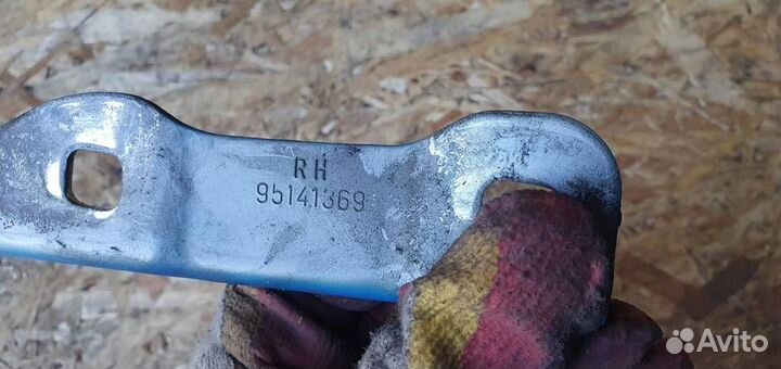 Петля капота правая Opel Mokka 2012-2019