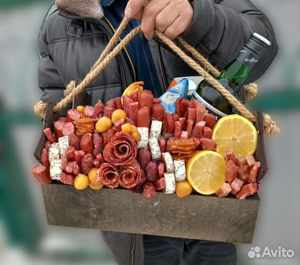 Мужской букет в подарок из колбасы в корзине