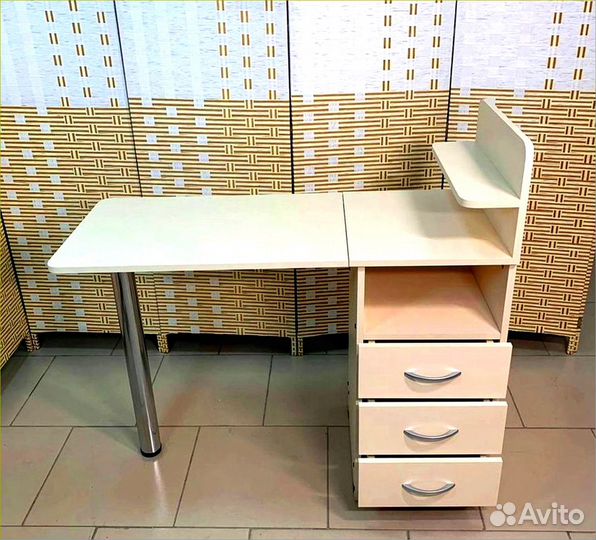 Маникюрный стол