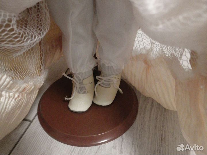 Кукла фарфоровая