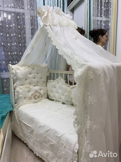 Детская кроватка с маятником и ящиком